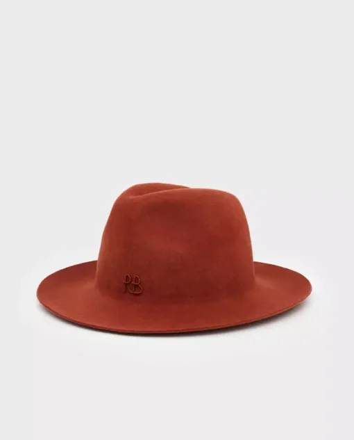 Brązowy kapelusz z monogramem