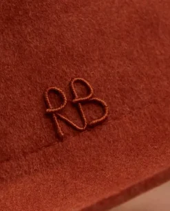 Brązowy kapelusz z monogramem