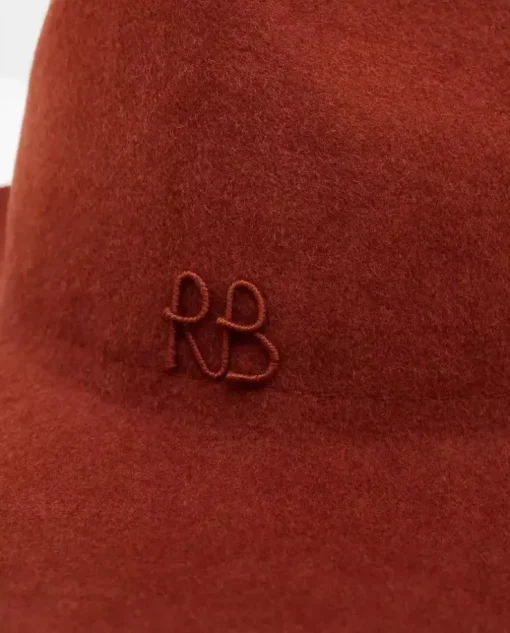 Brązowy kapelusz z monogramem