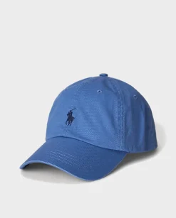 Czapka z daszkiem i haftowanym logo