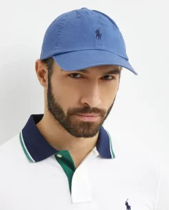 Czapka z daszkiem i haftowanym logo