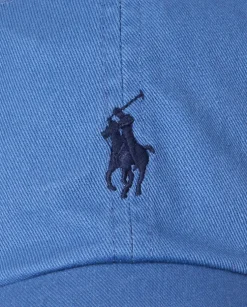 Czapka z daszkiem i haftowanym logo