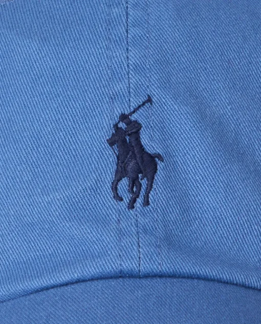 Czapka z daszkiem i haftowanym logo
