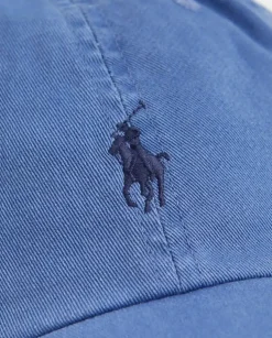 Czapka z daszkiem i haftowanym logo