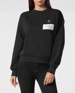 Czarna bluza z naszywką z logo