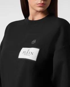 Czarna bluza z naszywką z logo