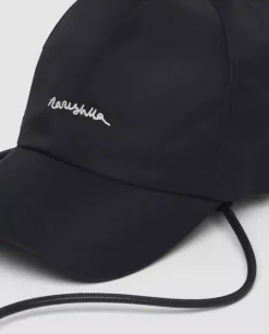 Czarna czapka z daszkiem i wyszywanym logo Darnis