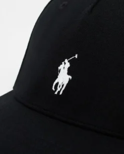 Czarna czapka z daszkiem i haftowanym logo