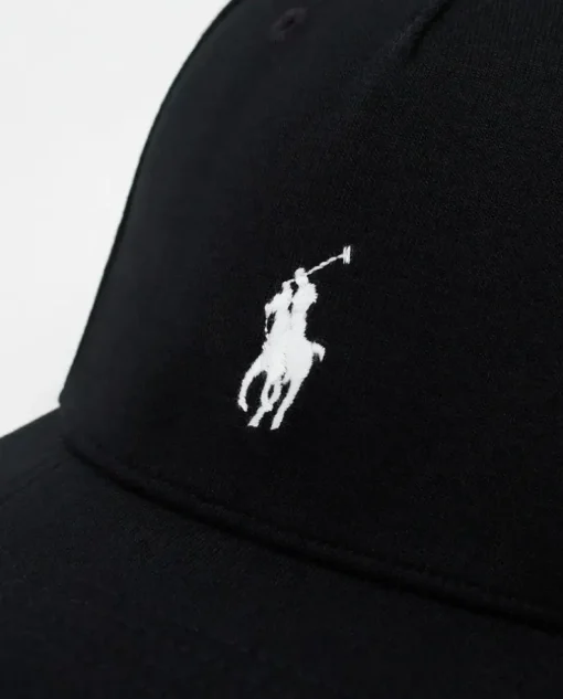 Czarna czapka z daszkiem i haftowanym logo