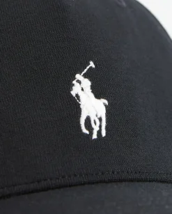 Czarna czapka z daszkiem i haftowanym logo
