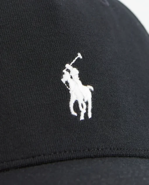 Czarna czapka z daszkiem i haftowanym logo