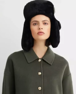Czarna futrzana czapka