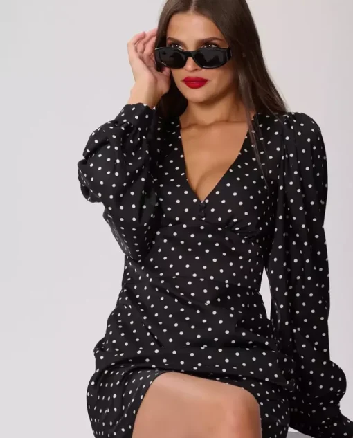 Czarna mini sukienka w kropki Carmenn