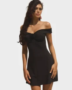 Czarna mini sukienka z różą Candice