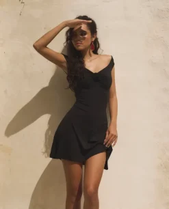 Czarna mini sukienka z różą Candice