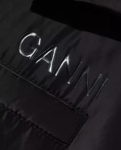 Czarna pikowana kurtka z kapturem i logo