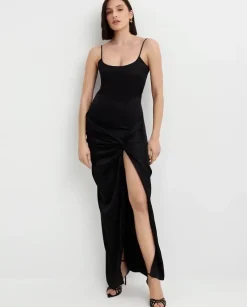 Czarna satynowa sukienka maxi