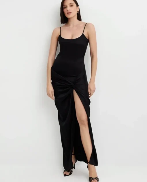 Czarna satynowa sukienka maxi