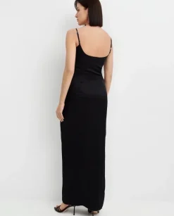 Czarna satynowa sukienka maxi