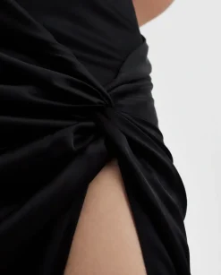Czarna satynowa sukienka maxi