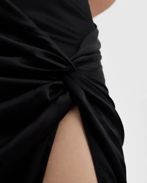 Czarna satynowa sukienka maxi