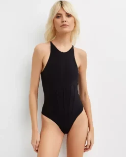 Czarne body z wyciętymi plecami