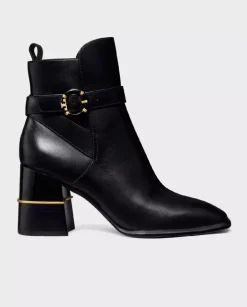 Czarne buty na słupku z monogramem