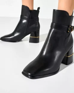 Czarne buty na słupku z monogramem