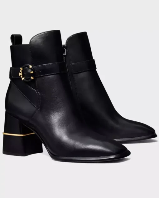 Czarne buty na słupku z monogramem