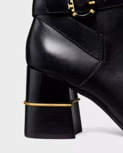 Czarne buty na słupku z monogramem
