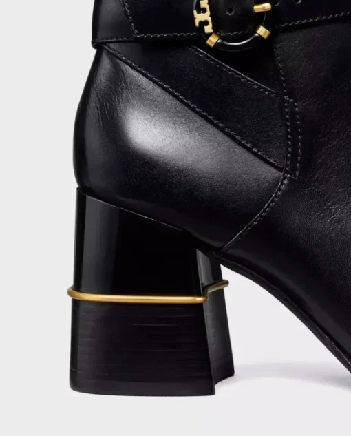 Czarne buty na słupku z monogramem