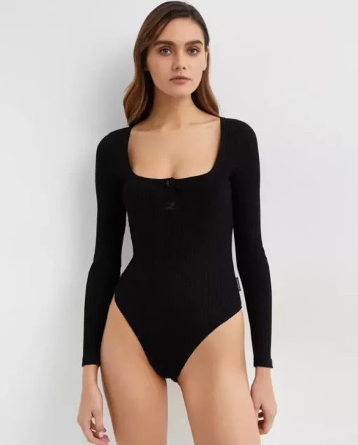 Czarne prążkowane body