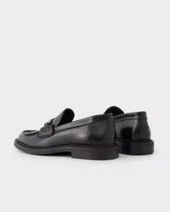 Czarne skórzane loafery