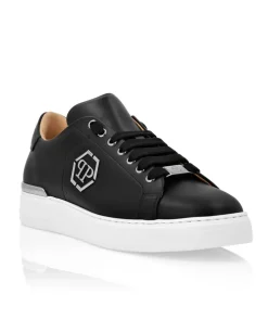 Czarne sneakersy na kontrastowej podeszwie