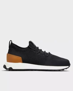Czarne sneakersy o strukturze siateczki