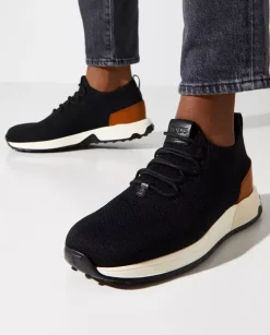 Czarne sneakersy o strukturze siateczki