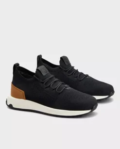 Czarne sneakersy o strukturze siateczki