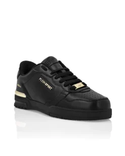 Czarne sneakersy ze złotymi detalami