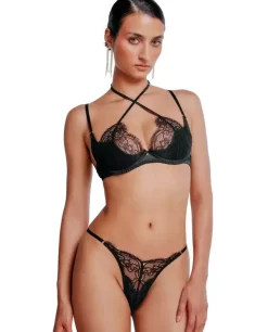 Czarne stringi Simona