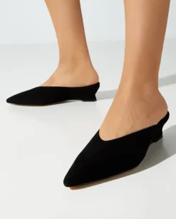 Czarne zamszowe mule