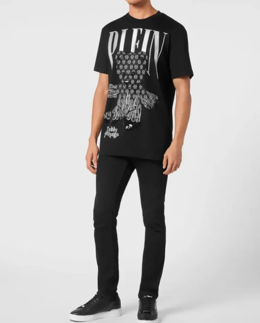 Czarny t-shirt z ozdobnym misiem i logo