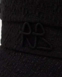 Czarny kaszkiet z monogramem