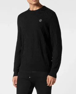 Czarny sweter z monogramem