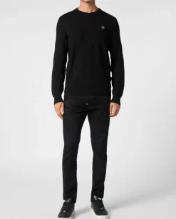 Czarny sweter z monogramem