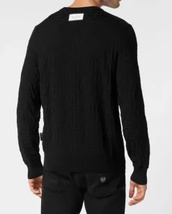 Czarny sweter z monogramem