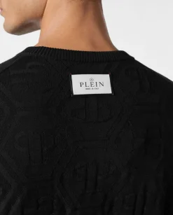 Czarny sweter z monogramem