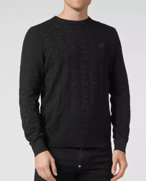 Czarny sweter z monogramem