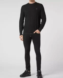 Czarny sweter z monogramem