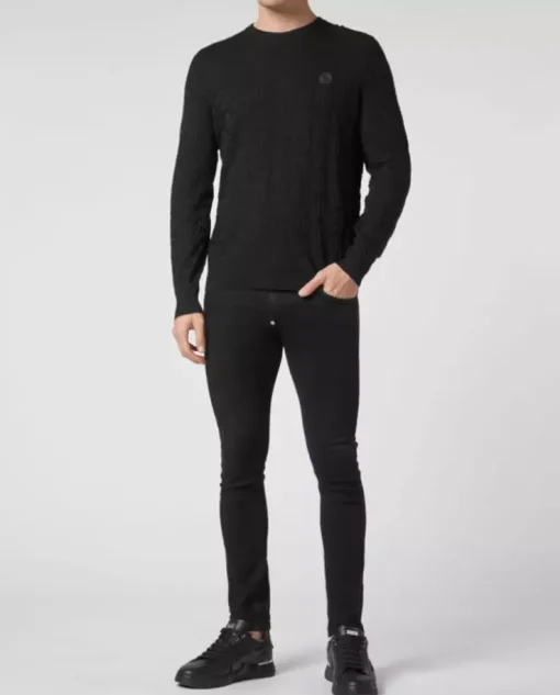 Czarny sweter z monogramem