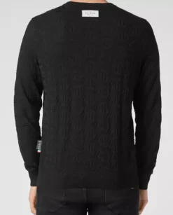 Czarny sweter z monogramem